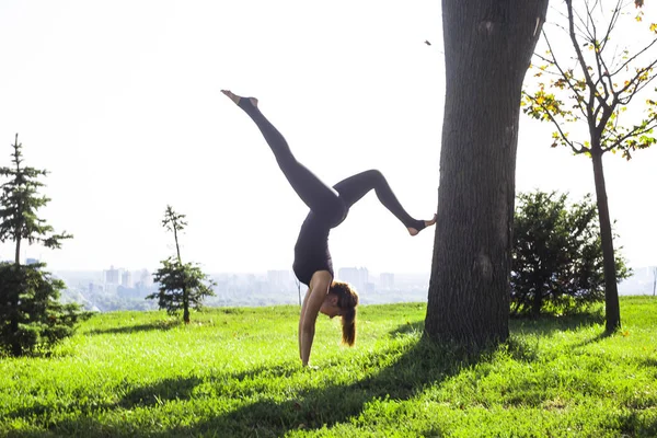 Yoga Park açık havada. adil saçlı beyaz genç kız