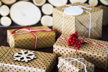 kış tatilleri için hediyeler ile kahverengi dottedboxes