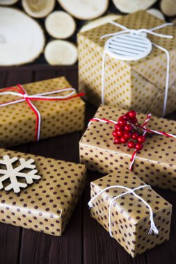 kış tatilleri için hediyeler ile kahverengi dottedboxes