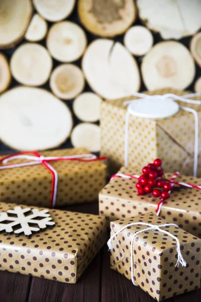 겨울 휴가 위한 선물을 가진 갈색 dottedboxes — 스톡 사진