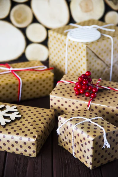 겨울 휴가 위한 선물을 가진 갈색 dottedboxes — 스톡 사진