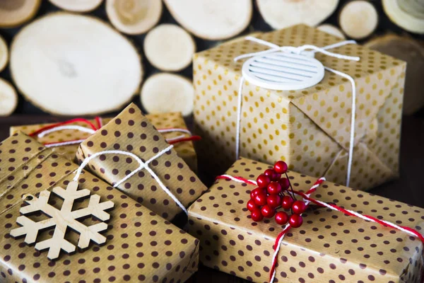Коричневі плямисті коробки з подарунками на зимові канікули — стокове фото