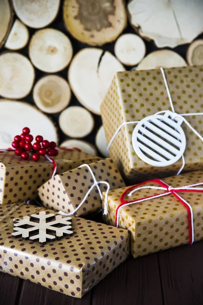 Коричневі плямисті коробки з подарунками на зимові канікули — стокове фото