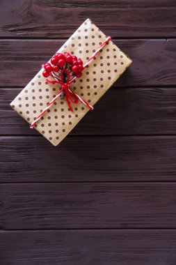 kış tatilleri için hediyeler ile kahverengi noktalı kutu