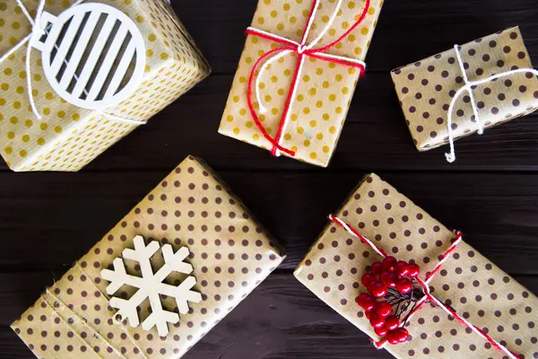 겨울 휴가 위한 선물을 가진 갈색 점선된 상자 — 스톡 사진