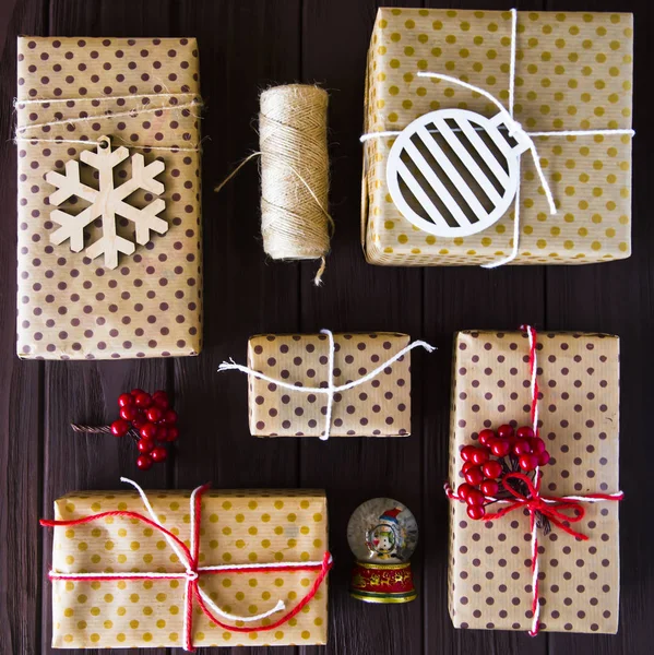 겨울 휴가 위한 선물을 가진 갈색 점선된 상자 — 스톡 사진