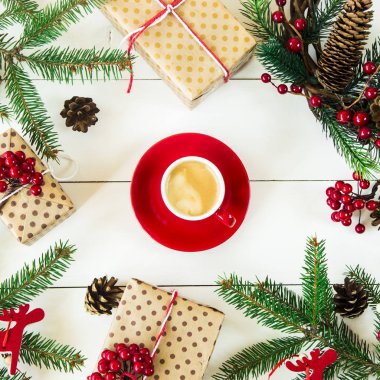 Noel ağaç dalları ve hediyeler ile Noel kavramı