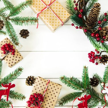 Noel ağaç dalları ve hediyeler ile Noel kavramı