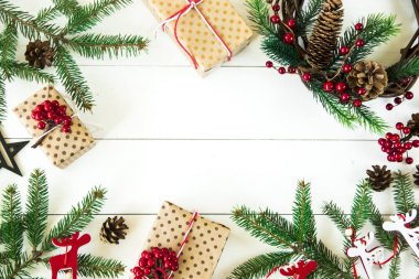 Noel ağaç dalları ve hediyeler ile Noel kavramı