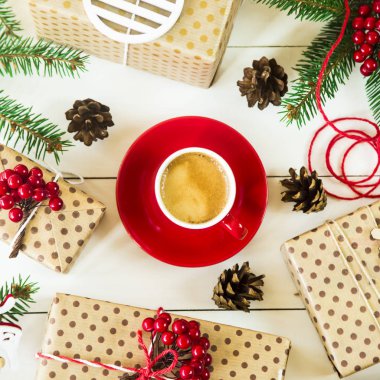 Noel ağaç dalları ve hediyeler ile Noel kavramı