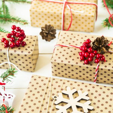 Noel ağaç dalları ve hediyeler ile Noel kavramı