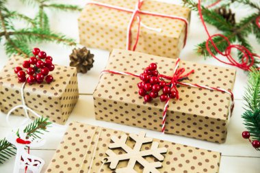 Noel ağaç dalları ve hediyeler ile Noel kavramı