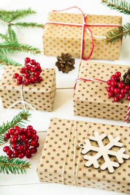 Noel ağaç dalları ve hediyeler ile Noel kavramı