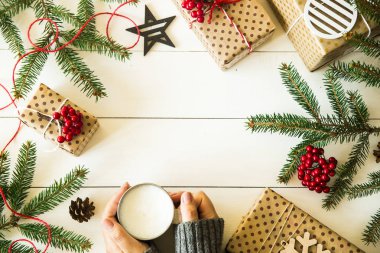 Noel ağaç dalları ve hediyeler ile Noel kavramı