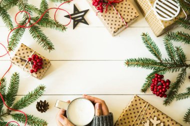 Noel ağaç dalları ve hediyeler ile Noel kavramı