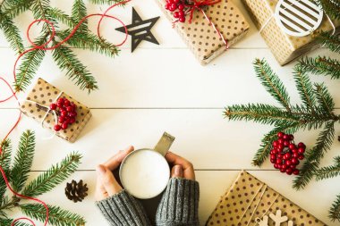 Noel ağaç dalları ve hediyeler ile Noel kavramı