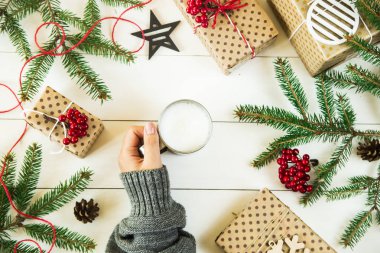 Noel ağaç dalları ve hediyeler ile Noel kavramı