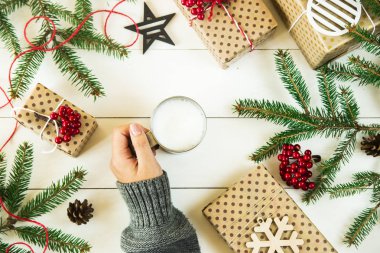 Noel ağaç dalları ve hediyeler ile Noel kavramı