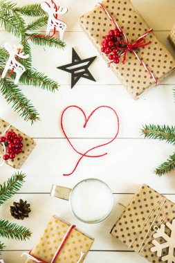 Noel ağaç dalları ve hediyeler ile Noel kavramı