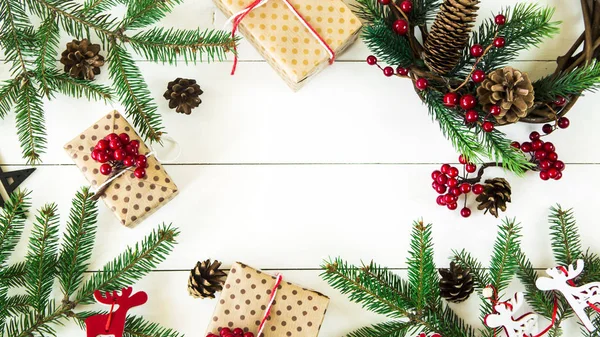 Рождественская концепция с ветками елки и подарками — стоковое фото