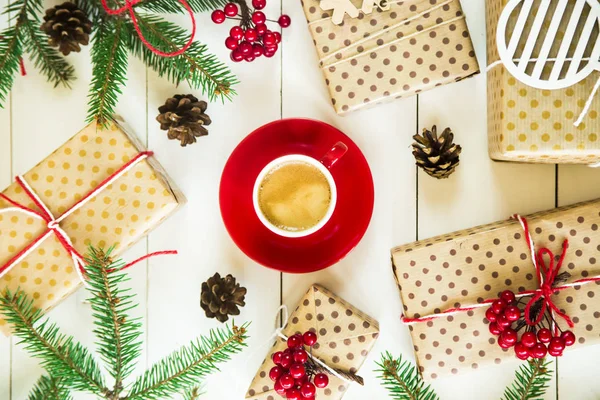 Concepto de Navidad con ramas de árbol de Navidad y regalos — Foto de Stock