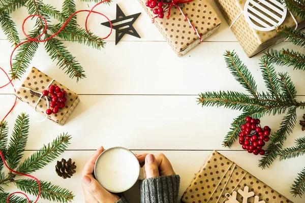 Noel ağaç dalları ve hediyeler ile Noel kavramı