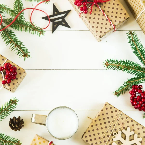 Concetto di Natale con rami e regali di Natale — Foto Stock