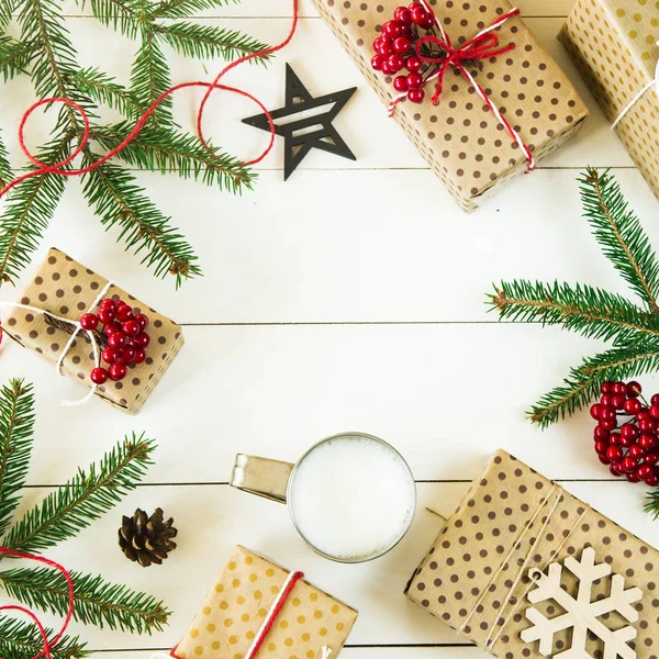 Concetto di Natale con rami e regali di Natale — Foto Stock