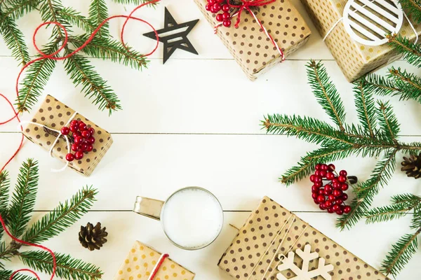 Concepto de Navidad con ramas de árbol de Navidad y regalos — Foto de Stock