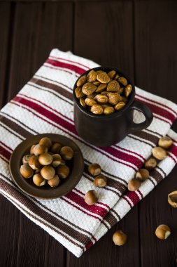 Ahşap bir masa üzerinde bir fincan pureed fındık