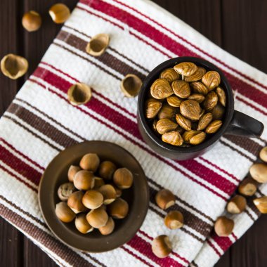 Ahşap bir masa üzerinde bir fincan pureed fındık