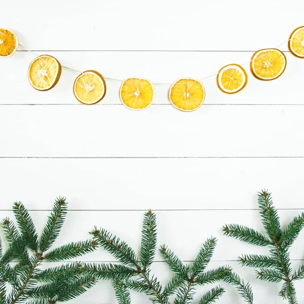 Natal e fundo do ano novo com guirlanda de laranja seca no branco — Fotografia de Stock