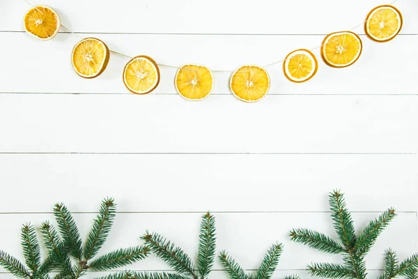 Natal e fundo do ano novo com guirlanda de laranja seca no branco — Fotografia de Stock