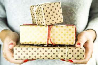 Noel kavramı - tatil özniteliklerini tutan kadın