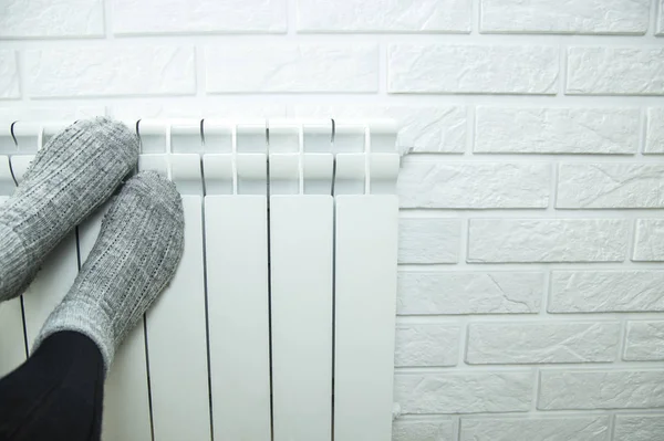 Winter concept - warm in de winter met kleding en verwarming — Stockfoto