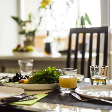 Dört Kişilik bir yemek masası ile ev sıcak mutfak