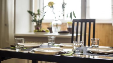 Dört Kişilik bir yemek masası ile ev sıcak mutfak