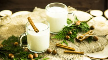 Hygge kavramı. Kış akşamları sıcak evde içki