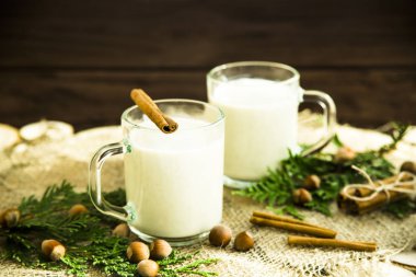 Hygge kavramı. Kış akşamları sıcak evde içki