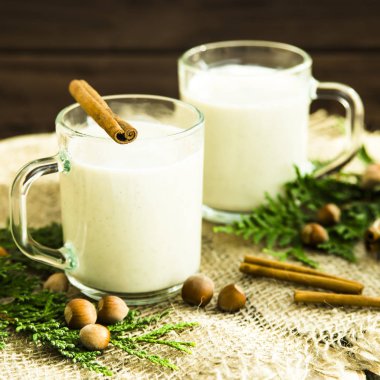 Hygge kavramı. Kış akşamları sıcak evde içki