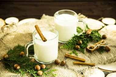 Hygge kavramı. Kış akşamları sıcak evde içki