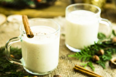 Hygge kavramı. Kış akşamları sıcak evde içki