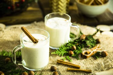 Hygge kavramı. Kış akşamları sıcak evde içki