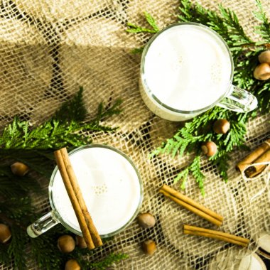 Hygge kavramı. Kış akşamları sıcak evde içki