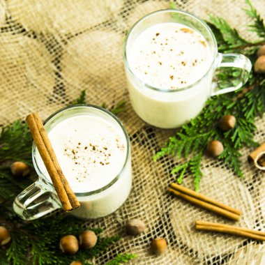 Hygge kavramı. Kış akşamları sıcak evde içki