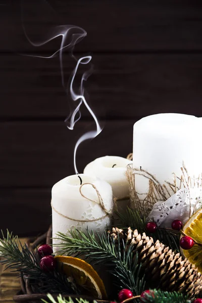 Λευκά κεριά με ένα στεφάνι Χριστουγέννων - εορταστική διακόσμηση — Φωτογραφία Αρχείου