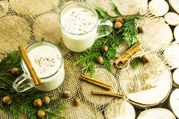 Hygge kavramı. Kış akşamları sıcak evde içki