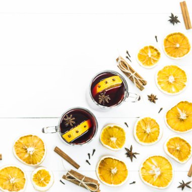 Alkollü Noel içki yapılan sıcak şarap ve baharat ile turuncu - kırmızı mulled şarap