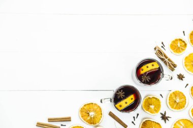 Alkollü Noel içki yapılan sıcak şarap ve baharat ile turuncu - kırmızı mulled şarap