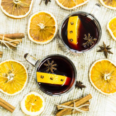 Alkollü Noel içki yapılan sıcak şarap ve baharat ile turuncu - kırmızı mulled şarap